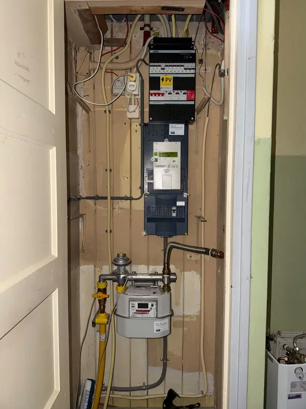 Replaced fuse box with AEG components and a solar circuit in a meter cupboard in Amsterdam West
